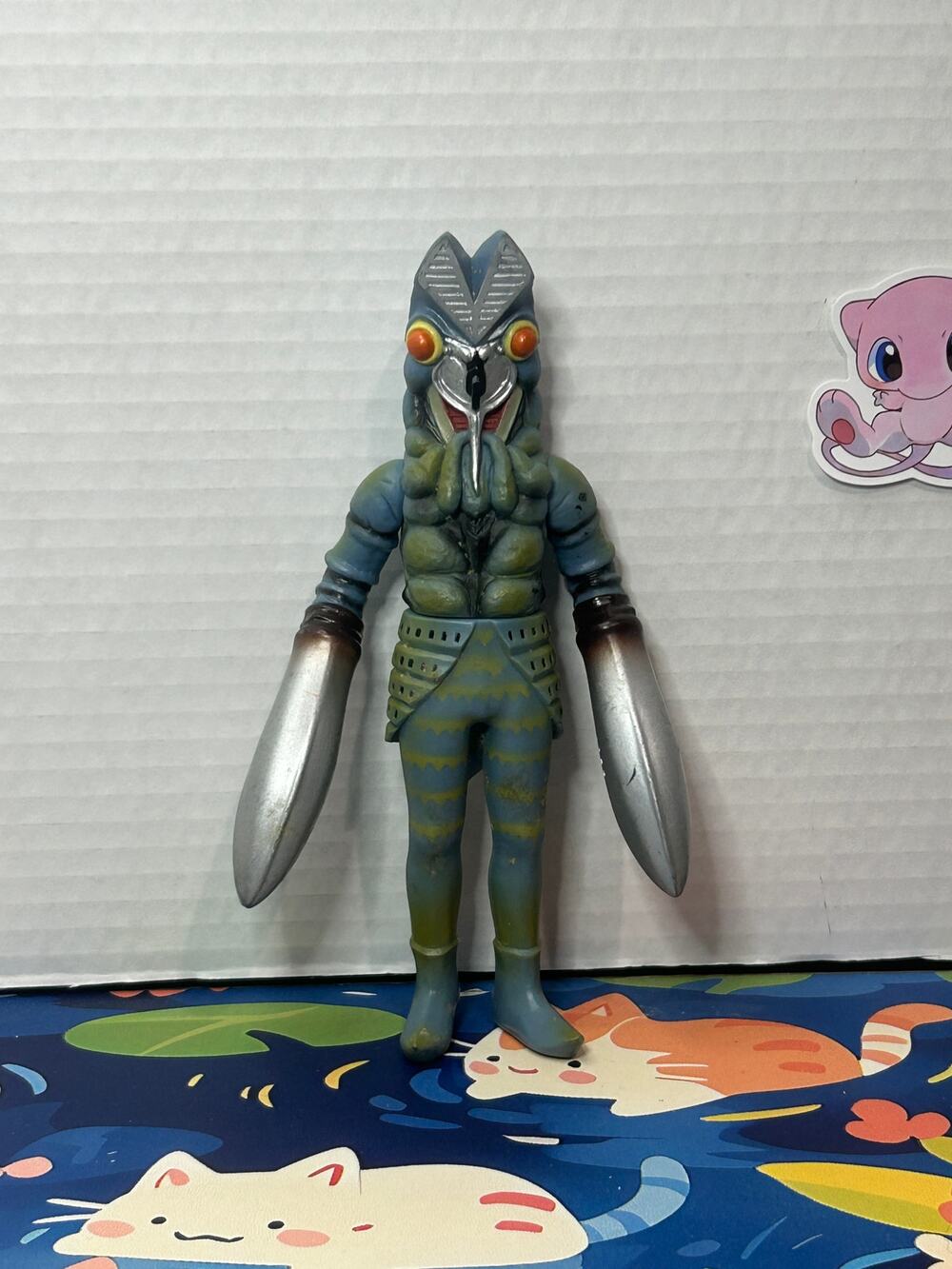 Bandai Ultraman Kaiju Ultra Monster Series Figure Alien Baltan 2004